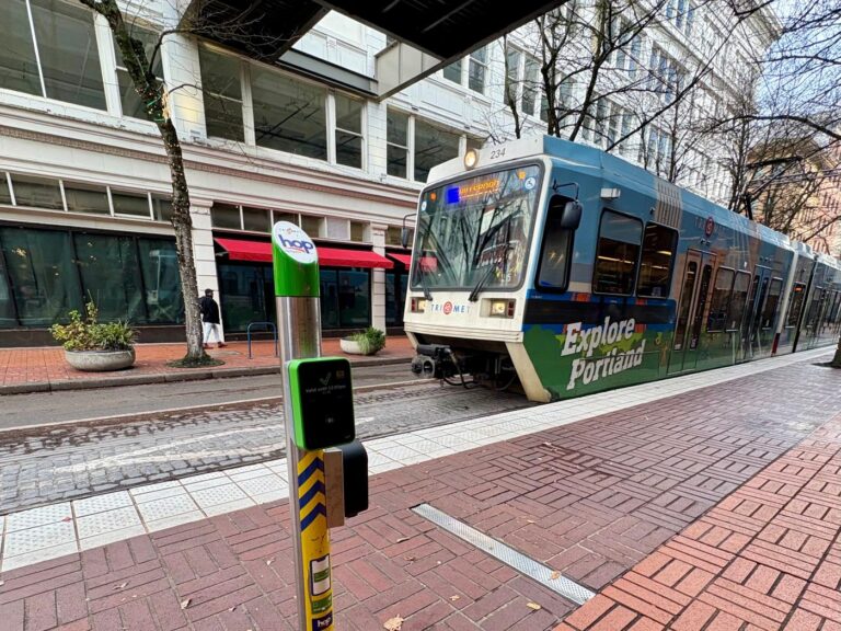 Lightrail pulling up ner a stop in Downtown Portland