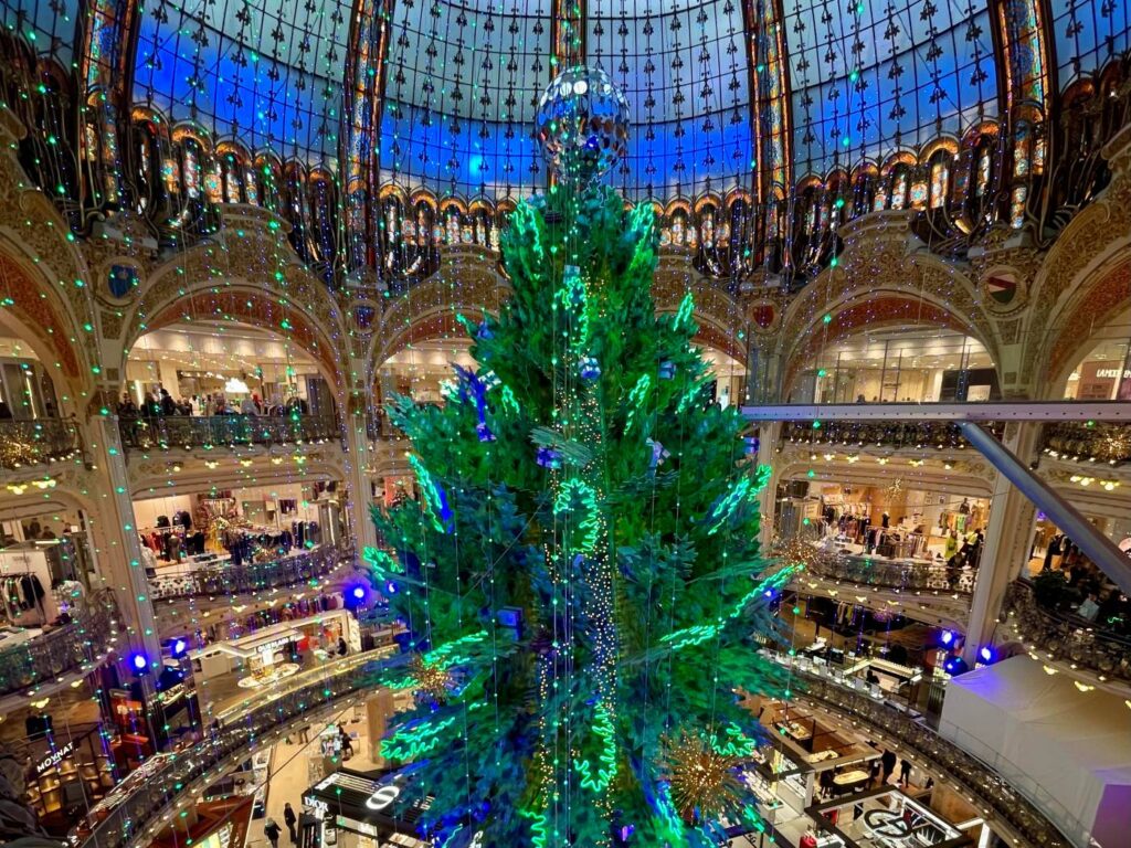 The Christmas tree in Galleries Lafayette, a way to spend Christmas while travelling